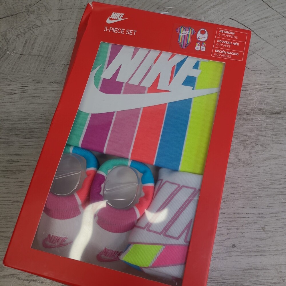 NIKE 6-12 Months Outfit Booties Bib NEW SEALED Multicolor 3 Piece Set
